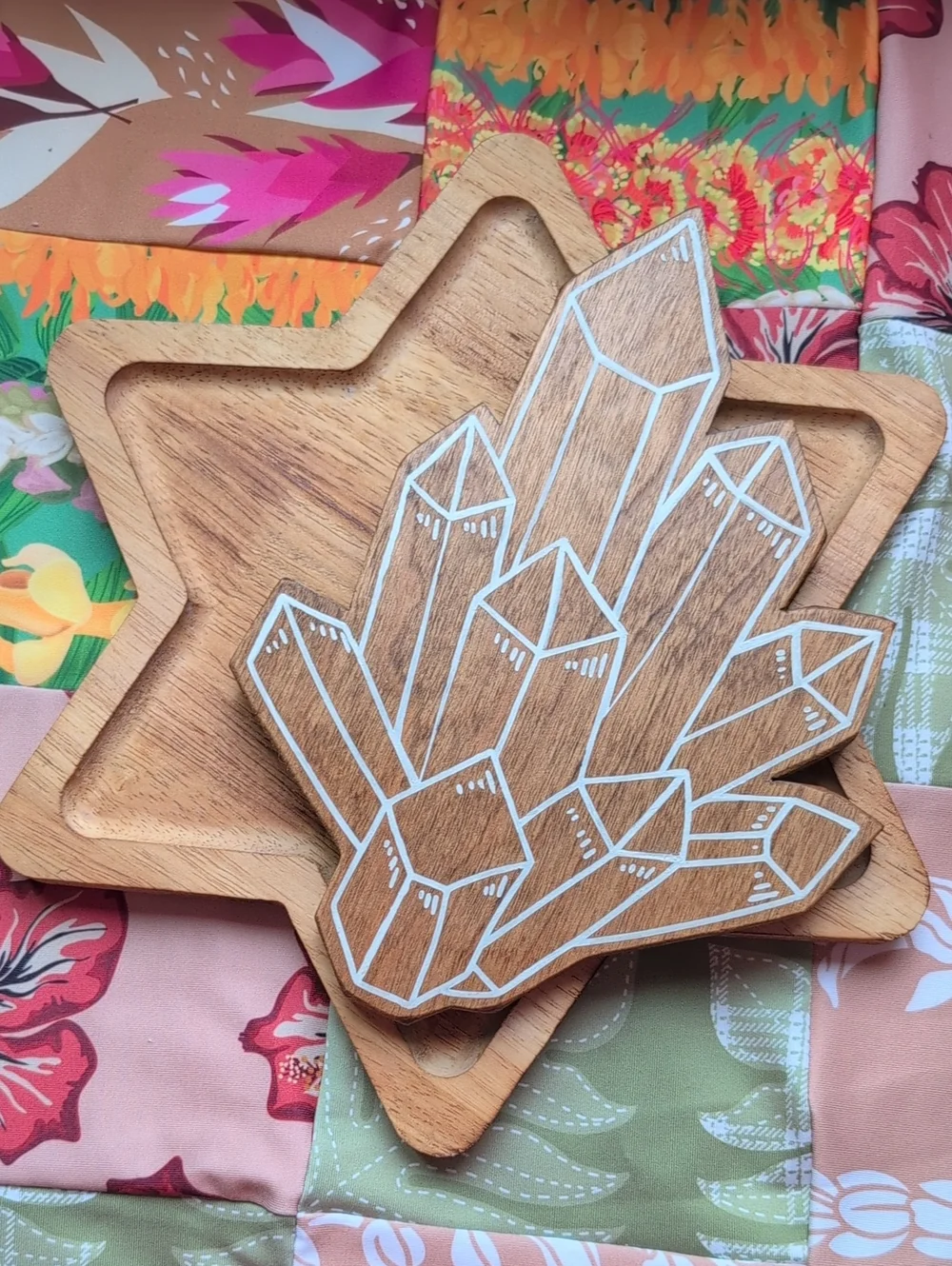 Wooden star trinket tray 📤 and crystal 🔮 cluster table art decor